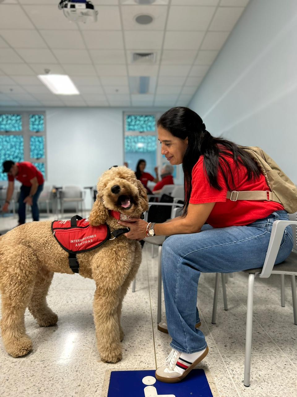 Voluntaria con perro de intervenciones asistidas